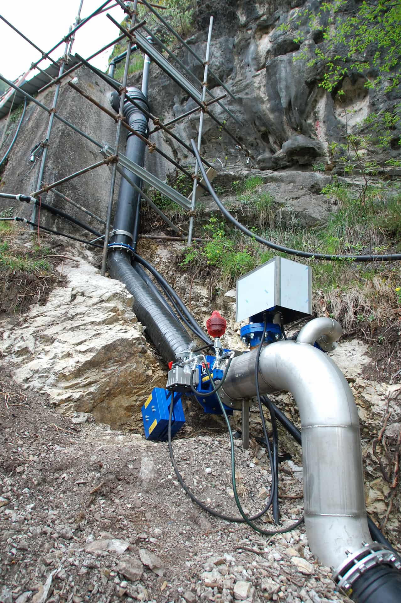 Installazione valvola di sicurezza a palmola presso la presa Roncaglie, Riva del Garda